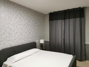 A bed or beds in a room at La Maison Latina Guest House
