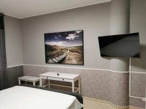A television and/or entertainment centre at La Maison Latina Guest House