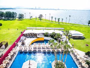 een luchtzicht op een resort met een zwembad bij The Luigans Spa and Resort in Fukuoka
