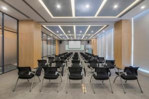 烟台万行智选假日酒店商务区和/或会议室
