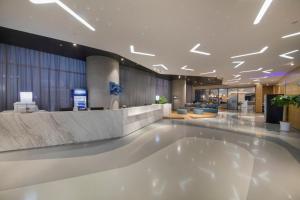 a lobby with a large tub in the middle of a building at Holiday Inn Express - Yantai YEDA, an IHG Hotel in Yantai