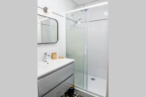 Ruelle-sur-TouvreにあるL'Appartのバスルーム(洗面台、ガラス張りのシャワー付)