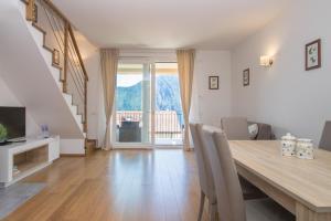 TV a/nebo společenská místnost v ubytování Apartment Belvedere 5 - Tremezzina