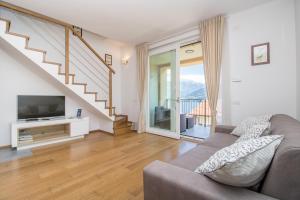 TV a/nebo společenská místnost v ubytování Apartment Belvedere 5 - Tremezzina
