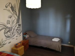 - une petite chambre avec un lit d'angle dans l'établissement l'appart - appartement familial -classé 2 étoiles-, à Saint-Aignan