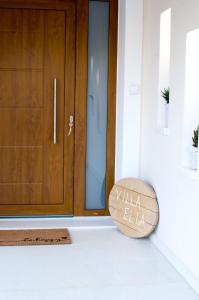 a wooden door with a welcome sign in front of it at Villa Elia II in Mélanes