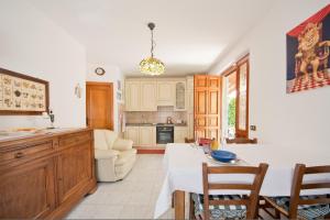 eine Küche mit einem Tisch und Stühlen im Zimmer in der Unterkunft La casina del Mare in Marina di Massa