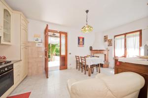 a kitchen and dining room with a table and chairs at La casina del Mare in Marina di Massa +11 photos