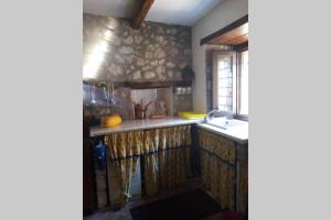 - une cuisine avec un évier et un comptoir dans l'établissement LA PIETRA UMBRA di Benedetta & Bros, à Porchiano