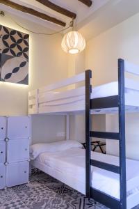 グラナダにあるAlojamiento con Encanto la Luna en el Albaの二段ベッド2組、シャンデリアが備わる二段ベッドルーム1室です。