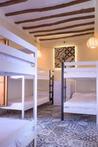 Una habitación con cuatro literas. en Alojamiento con Encanto la Luna en el Alba, en Granada 52 fotos más