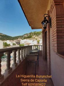 d'un balcon avec une table et des chaises et une vue sur l'océan. dans l'établissement Alojamientos Rurales La Higuerilla Sierra de Cazorla, à Burunchel