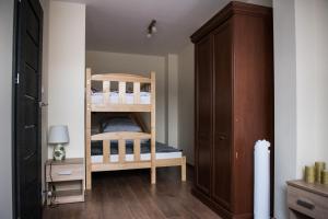 Двухъярусная кровать или двухъярусные кровати в номере Apartamenty Królewskie