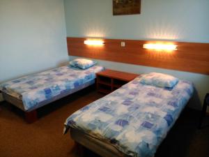 維爾揚迪的住宿－曼尼瑪賓館，一间设有两张床和一张桌子的房间