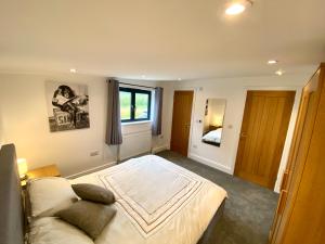 1 dormitorio con cama y ventana en Blackberry Cottage, en Sutton Valence