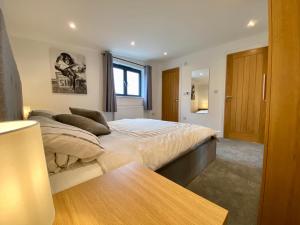 a bedroom with a bed and a window at Blackberry Cottage in Sutton Valence