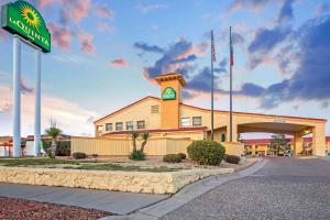 エルパソにあるLa Quinta Inn by Wyndham El Paso Cielo Vistaの前に看板がある建物