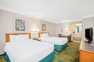 エルパソにあるLa Quinta Inn by Wyndham El Paso Cielo Vistaのベッド2台と薄型テレビ付きのホテルの部屋 +22枚の写真
