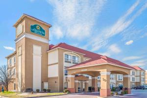 un hotel con un cartel en la parte superior de un edificio en La Quinta by Wyndham Oklahoma City -Yukon, en Yukon