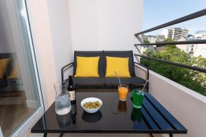 a balcony with a coffee table and a bowl of food at Le Cocon - Terrasse, garage, musée Soulages in Rodez