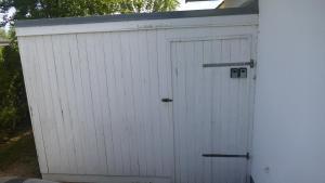 un hangar blanc avec une porte sur son côté dans l'établissement Wellenberg, à Breege 3 autres photos