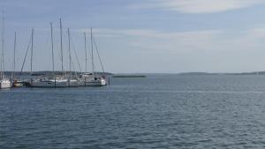 un groupe de bateaux amarrés dans l'eau dans l'établissement Wellenberg, à Breege