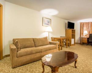 a living room with a couch and a coffee table at Econo Lodge Inn & Suites in Stevens Point
