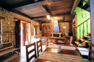 Posezení v ubytování Casa de Aldea Peña Sobia + 19 fotografií