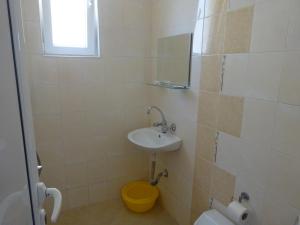 チェルノモレツにあるHrisのバスルーム(洗面台、トイレ、鏡付)