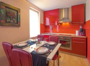 Kuchyňa alebo kuchynka v ubytovaní Apartman Andja sea and garden view + 10 fotografií