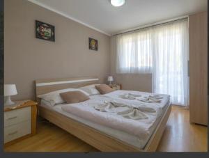 Un pat sau paturi într-o cameră la Apartman Andja sea and garden view
