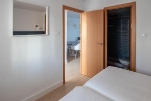 1 dormitorio con una puerta que conduce a un comedor en Apartamentos Buensol, en Torremolinos 22 fotos más
