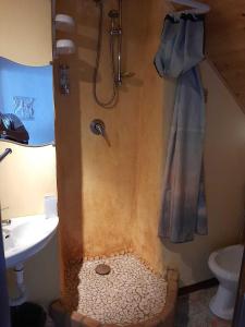 ein Bad mit einer Dusche, einem WC und einem Waschbecken in der Unterkunft Ammaresiamo LTB in Cefalú