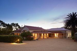 une grande maison avec une allée en face de celle-ci dans l'établissement Le Mas Barossa, à Rowland Flat