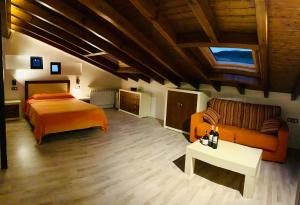 Casa tio Basilio في بانيوس دي مونتيمايور: غرفة نوم بسرير واريكة وطاولة
