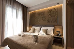 阿格里真托Giafra Luxury Rooms的带一张大床和一扇窗户的卧室