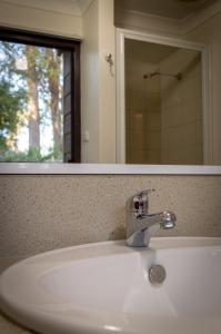 Margaret River Chalets tesisinde bir banyo