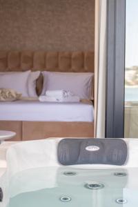 uma banheira em frente a um quarto com uma cama em Luxury rooms ''Seven'' em Split