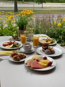 uma mesa com pratos de comida e copos de sumo de laranja em Estonia Resort Hotel & Spa em Pärnu