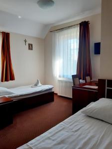 a hotel room with two beds and a window at Dom na Białej Dolinie in Szklarska Poręba