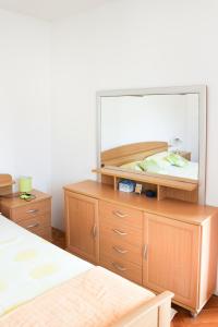 1 dormitorio con 1 cama y vestidor con espejo en Apartments Marušić, en Vinišće