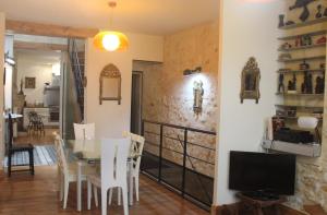 ボルドーにあるBurdigala Homes - Appart du Vieux Marchéのダイニングルーム、リビングルーム(テーブル、テレビ付)