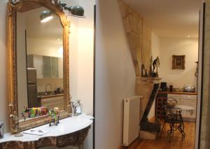 bagno con grande specchio e lavandino di Burdigala Homes - Appart du Vieux Marché a Bordeaux