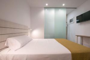 Postel nebo postele na pokoji v ubytování Hostal Beach