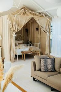 un soggiorno con divano e baldacchino di Vakantiewoning Loft Lisse - SAUNA - Beach - Keukenhof a Lisse