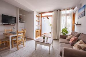 salon z kanapą i stołem w obiekcie Lanzahost Casita El Molino w Costa Teguise