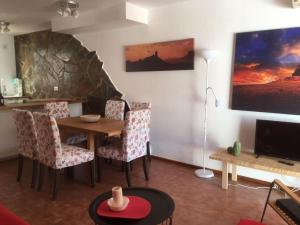 アガエテにあるCasa del Solのリビングルーム(テーブル、椅子、テレビ付)