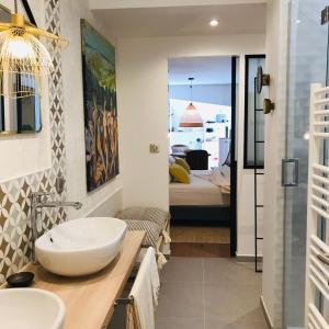 1 dormitorio y baño con lavabo. en Chambres d'hôtes CASA MUSA - NICE en Niza