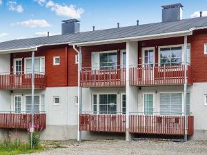 un edificio rojo y blanco con balcones. en Holiday Home Levi star 2- app- 409 by Interhome en Levi