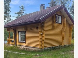 eine Blockhütte mit einem Dach darüber in der Unterkunft Holiday Home Pikku harrila by Interhome in Huuhanaho